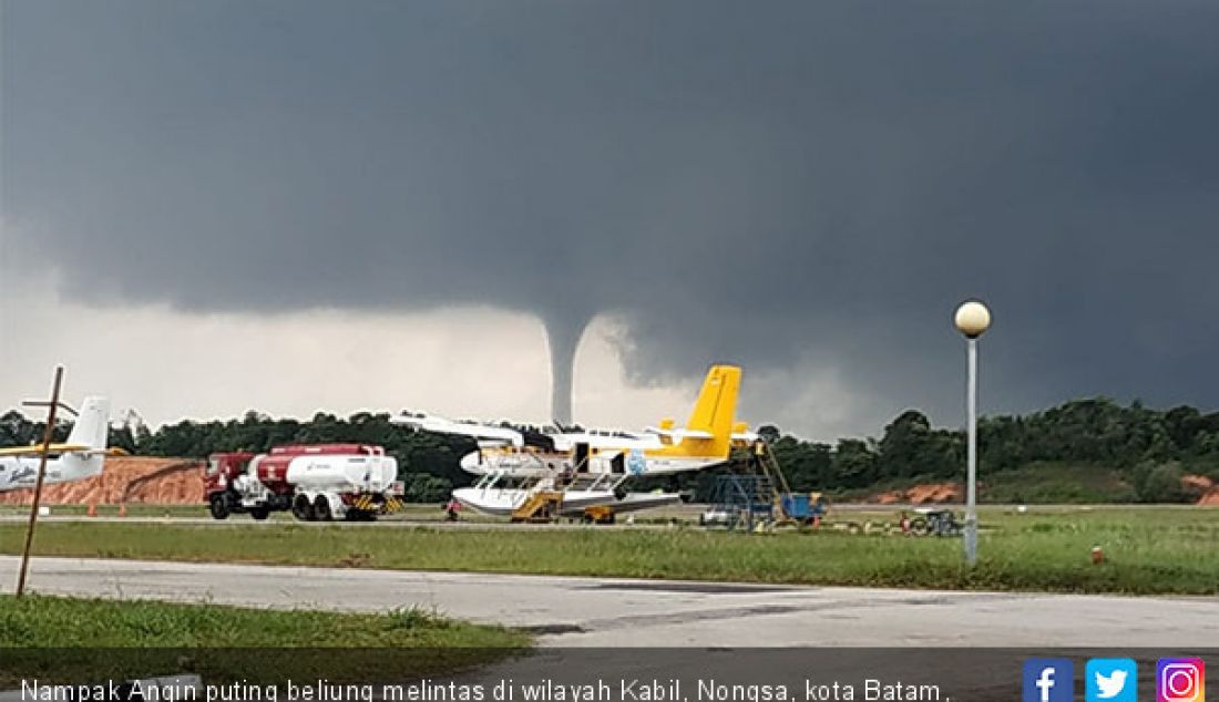 Nampak Angin puting beliung melintas di wilayah Kabil, Nongsa, kota Batam, Selasa (11/12). - JPNN.com