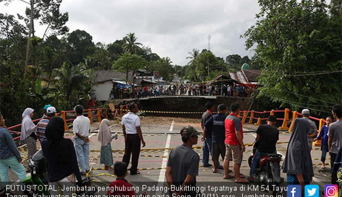 PUTUS TOTAL: Jembatan penghubung Padang-Bukittinggi tepatnya di KM 54 Tayu Tanam, Kabupaten Padangpariaman putus pada Senin, (10/11) sore. Jembatan ini ambruk diduga oleh tinggi debit air dan banjir bandang di kawasan ini. - JPNN.com