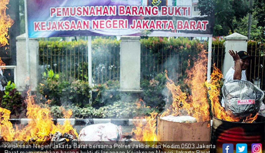 Kejaksaan Negeri Jakarta Barat bersama Polres Jakbar dan Kodim 0503 Jakarta Barat memusnahkan barang bukti di lapangan Kejaksaan Negeri Jakarta Barat, Selasa (11/12). - JPNN.com
