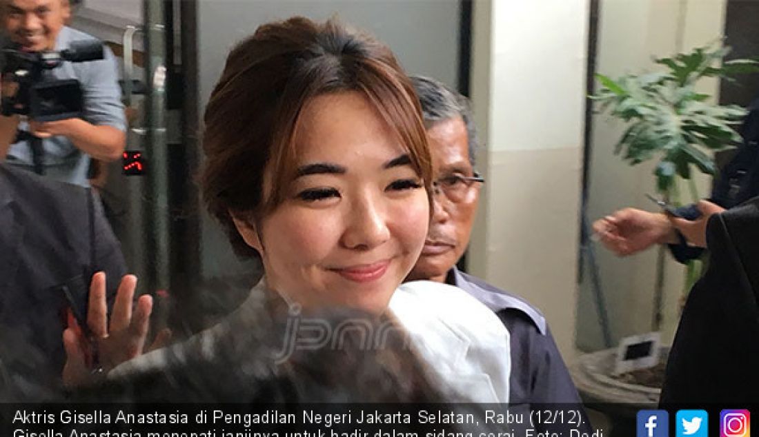 Aktris Gisella Anastasia di Pengadilan Negeri Jakarta Selatan, Rabu (12/12). Gisella Anastasia menepati janjinya untuk hadir dalam sidang cerai. - JPNN.com