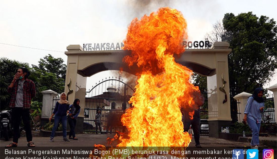 Belasan Pergerakan Mahasiswa Bogor (PMB) berunjuk rasa dengan membakar kertas di depan Kantor Kejaksaan Negeri Kota Bogor, Selasa (11/12). Massa menuntut segera ungkap kasus dugaan korupsi KPUD Kota Bogor pada Pilkada 2018. - JPNN.com