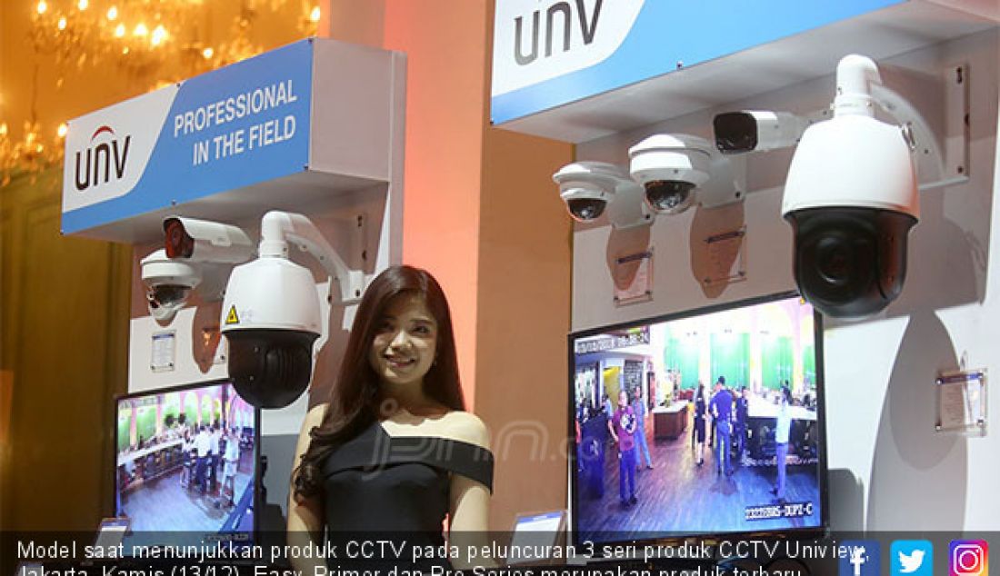 Model saat menunjukkan produk CCTV pada peluncuran 3 seri produk CCTV Uniview, Jakarta, Kamis (13/12). Easy, Primer dan Pro Series merupakan produk terbaru Uniview yang memiliki keunggulan sesuai kebutuhannya. - JPNN.com