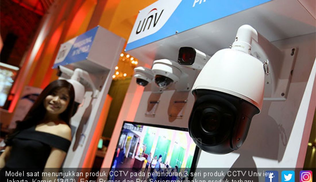 Model saat menunjukkan produk CCTV pada peluncuran 3 seri produk CCTV Uniview, Jakarta, Kamis (13/12). Easy, Primer dan Pro Series merupakan produk terbaru Uniview yang memiliki keunggulan sesuai kebutuhannya. - JPNN.com