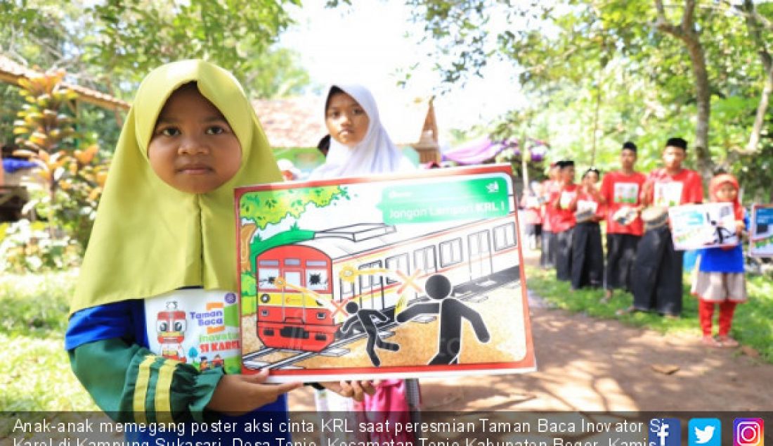 Anak-anak memegang poster aksi cinta KRL saat peresmian Taman Baca Inovator Si Karel di Kampung Sukasari, Desa Tenjo, Kecamatan Tenjo Kabupaten Bogor, Kamis, (13/12). - JPNN.com