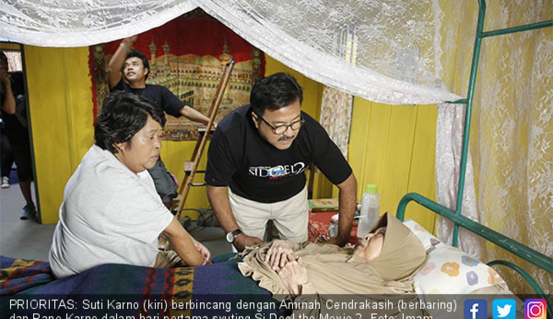 PRIORITAS: Suti Karno (kiri) berbincang dengan Aminah Cendrakasih (berbaring) dan Rano Karno dalam hari pertama syuting Si Doel the Movie 2. - JPNN.com