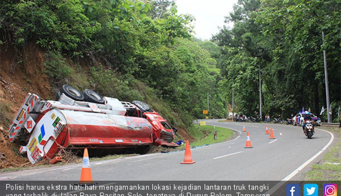 Polisi harus ekstra hati-hati mengamankan lokasi kejadian lantaran truk tangki yang terbalik di Jalan Raya Pacitan-Solo, tepatnya di Dusun Pelem, Tamperan, Sidoharjo, Pacitan, Kamis (13/12). - JPNN.com