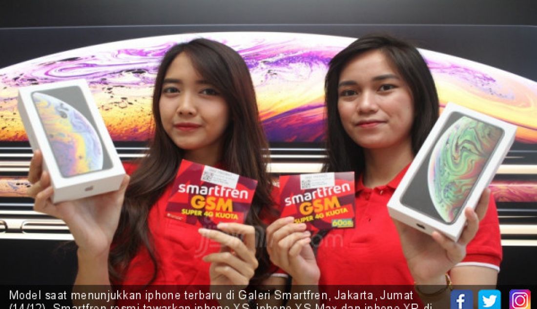 Model saat menunjukkan iphone terbaru di Galeri Smartfren, Jakarta, Jumat (14/12). Smartfren resmi tawarkan iphone XS, iphone XS Max dan iphone XR di Galeri Smartfren. - JPNN.com