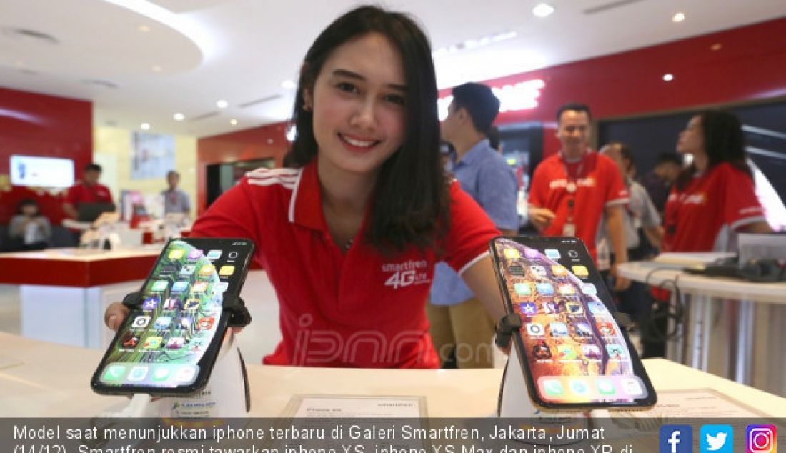 Model saat menunjukkan iphone terbaru di Galeri Smartfren, Jakarta, Jumat (14/12). Smartfren resmi tawarkan iphone XS, iphone XS Max dan iphone XR di Galeri Smartfren. - JPNN.com
