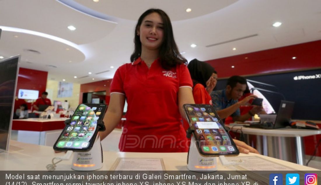 Model saat menunjukkan iphone terbaru di Galeri Smartfren, Jakarta, Jumat (14/12). Smartfren resmi tawarkan iphone XS, iphone XS Max dan iphone XR di Galeri Smartfren. - JPNN.com