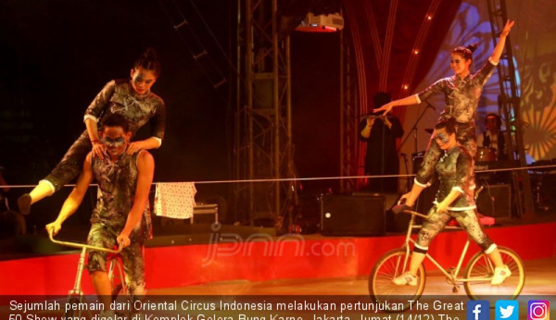 Sejumlah pemain dari Oriental Circus Indonesia melakukan pertunjukan The Great 50 Show yang digelar di Komplek Gelora Bung Karno, Jakarta, Jumat (14/12).The Great 50 Show merupakan perayaan 50 tahun Oriental Circus Indonesia yang digelar 14 desember 2018 hingga 20 januari 2019. - JPNN.com