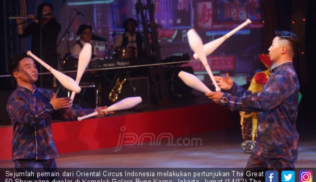 Sejumlah pemain dari Oriental Circus Indonesia melakukan pertunjukan The Great 50 Show yang digelar di Komplek Gelora Bung Karno, Jakarta, Jumat (14/12).The Great 50 Show merupakan perayaan 50 tahun Oriental Circus Indonesia yang digelar 14 desember 2018 hingga 20 januari 2019. - JPNN.com