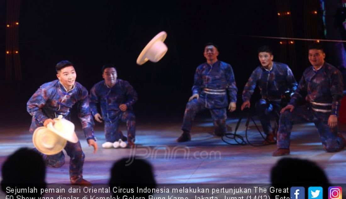 Sejumlah pemain dari Oriental Circus Indonesia melakukan pertunjukan The Great 50 Show yang digelar di Komplek Gelora Bung Karno, Jakarta, Jumat (14/12). - JPNN.com