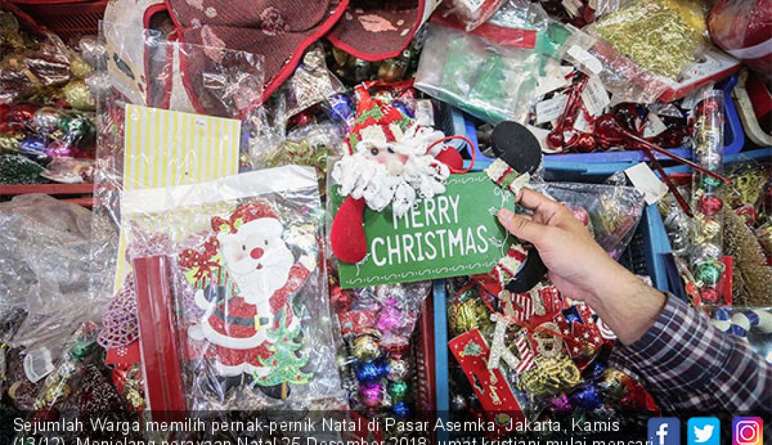 Sejumlah Warga memilih pernak-pernik Natal di Pasar Asemka, Jakarta, Kamis (13/12). Menjelang perayaan Natal 25 Desember 2018, umat kristiani mulai mencari berbagai kebutuhan Natal. - JPNN.com