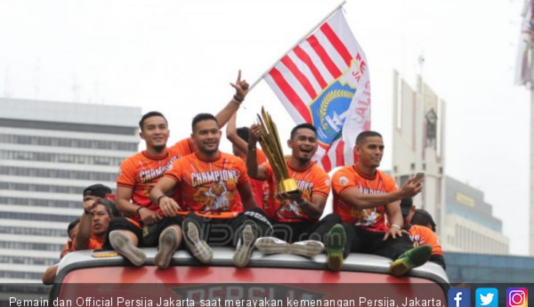 Pemain dan Official Persija Jakarta saat merayakan kemenangan Persija, Jakarta, Sabtu (15/12). Persija berhasil menjadi Juara Liga 1 Indonesia. - JPNN.com