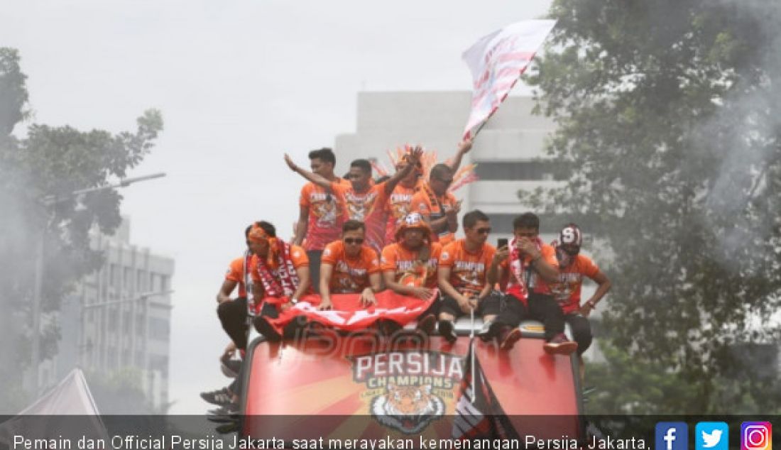 Pemain dan Official Persija Jakarta saat merayakan kemenangan Persija, Jakarta, Sabtu (15/12). Persija berhasil menjadi Juara Liga 1 Indonesia. - JPNN.com