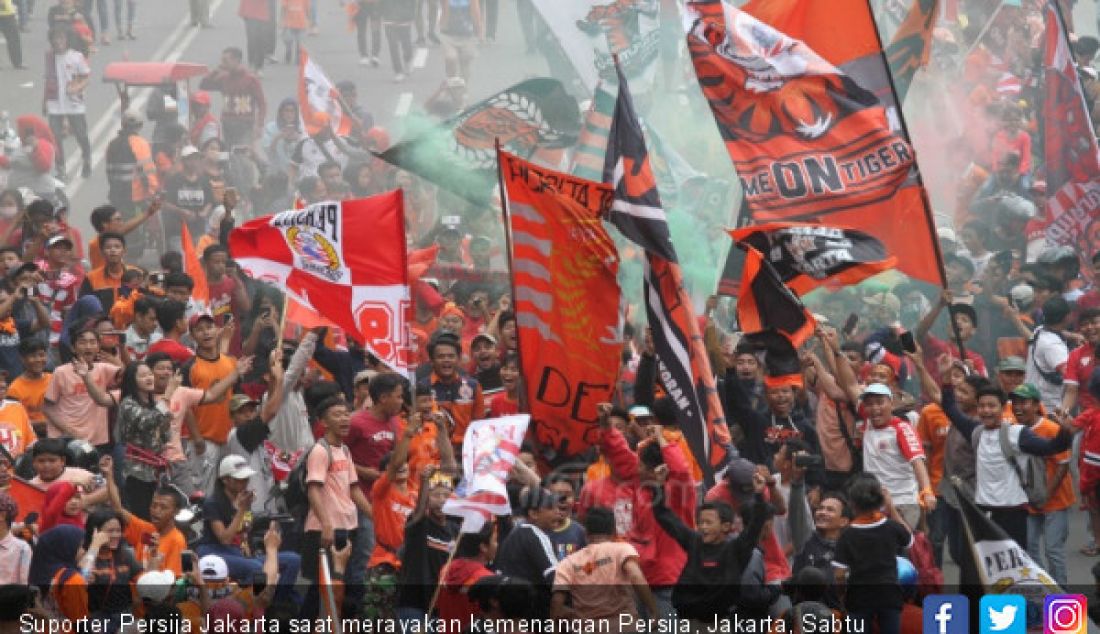 Suporter Persija Jakarta saat merayakan kemenangan Persija, Jakarta, Sabtu (15/12). Persija berhasil menjadi Juara Liga 1 Indonesia. - JPNN.com