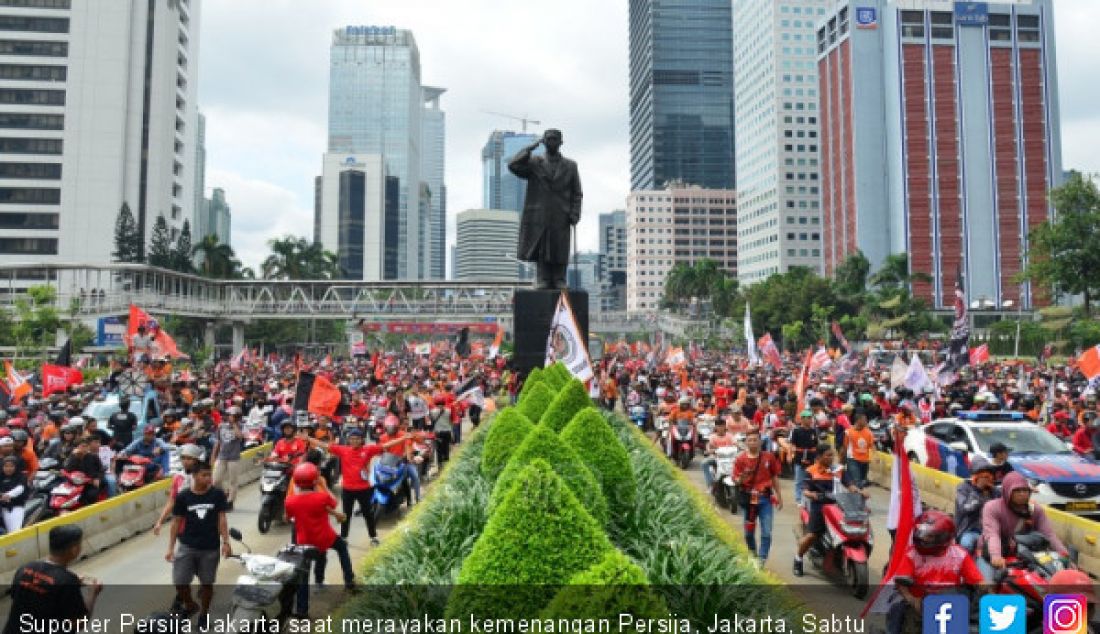 Suporter Persija Jakarta saat merayakan kemenangan Persija, Jakarta, Sabtu (15/12). Persija berhasil menjadi Juara Liga 1 Indonesia. - JPNN.com