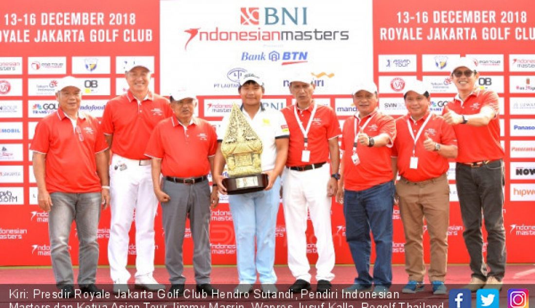 Kiri: Presdir Royale Jakarta Golf Club Hendro Sutandi, Pendiri Indonesian Masters dan Ketua Asian Tour Jimmy Masrin, Wapres Jusuf Kalla, Pegolf Thailand Poom Saksansin, Wakil Dirut Bank BNI Herry Sidharta, Dirut BTN Maryono, Direktur Bank Mandiri Hery Gunardi, Ketua PGATI Johannes Dermawan saat foto bersama di BNI Indonesian Masters presented by BTN, PT Lautan Luas Tbk. dan Bank Mandiri, Jakarta, Minggu (16/12). - JPNN.com