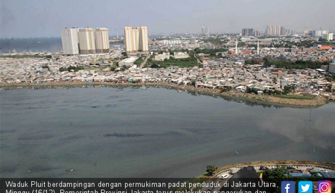 Waduk Pluit berdampingan dengan permukiman padat penduduk di Jakarta Utara, Minggu (16/12). Pemerintah Provinsi Jakarta terus melakukan pengerukan dan pembersihan sampah di Waduk Pluit untuk pengendali banjir di musim hujan. - JPNN.com