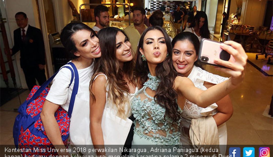 Kontestan Miss Universe 2018 perwakilan Nikaragua, Adriana Paniagua (kedua kanan) bertemu dengan keluarga usai menjalani karantina selama 2 minggu di Dusit Thani, Bangkok, Thailand, Senin (17/12). - JPNN.com