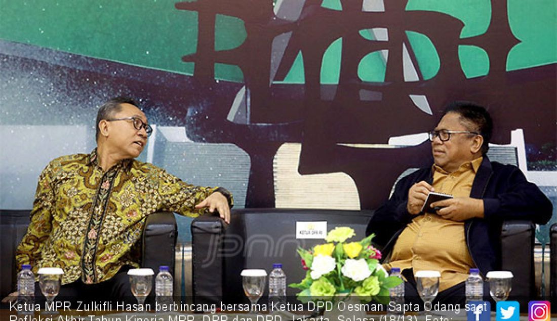 Ketua MPR Zulkifli Hasan berbincang bersama Ketua DPD Oesman Sapta Odang saat Refleksi Akhir Tahun Kinerja MPR, DPR dan DPD, Jakarta, Selasa (18/13). - JPNN.com