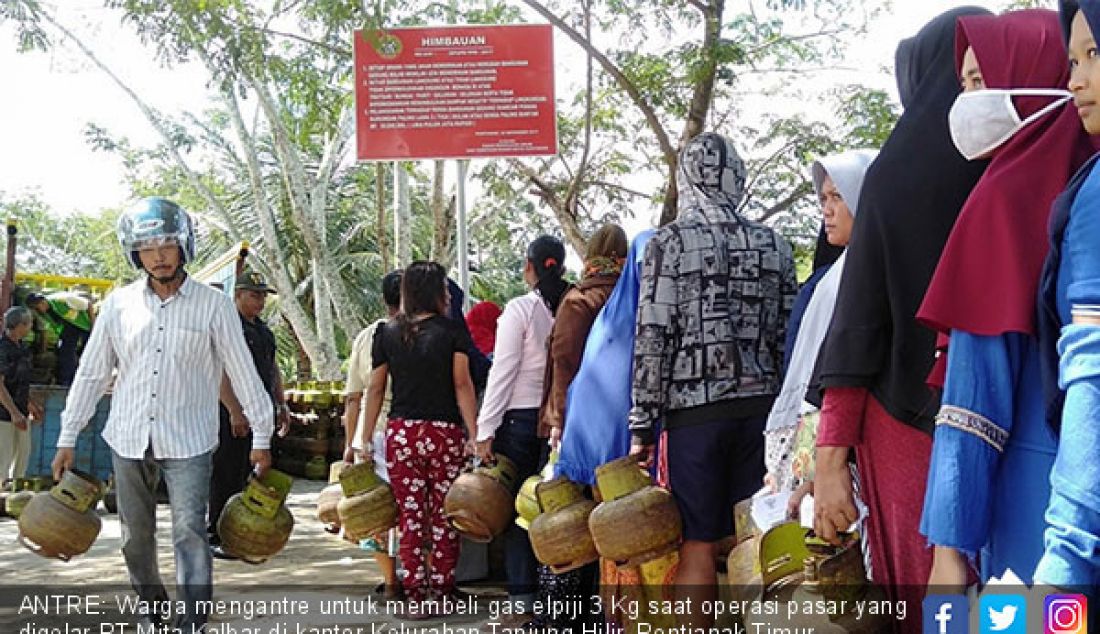 ANTRE: Warga mengantre untuk membeli gas elpiji 3 Kg saat operasi pasar yang digelar PT Mita Kalbar di kantor Kelurahan Tanjung Hilir, Pontianak Timur, Selasa (18/12) siang. - JPNN.com
