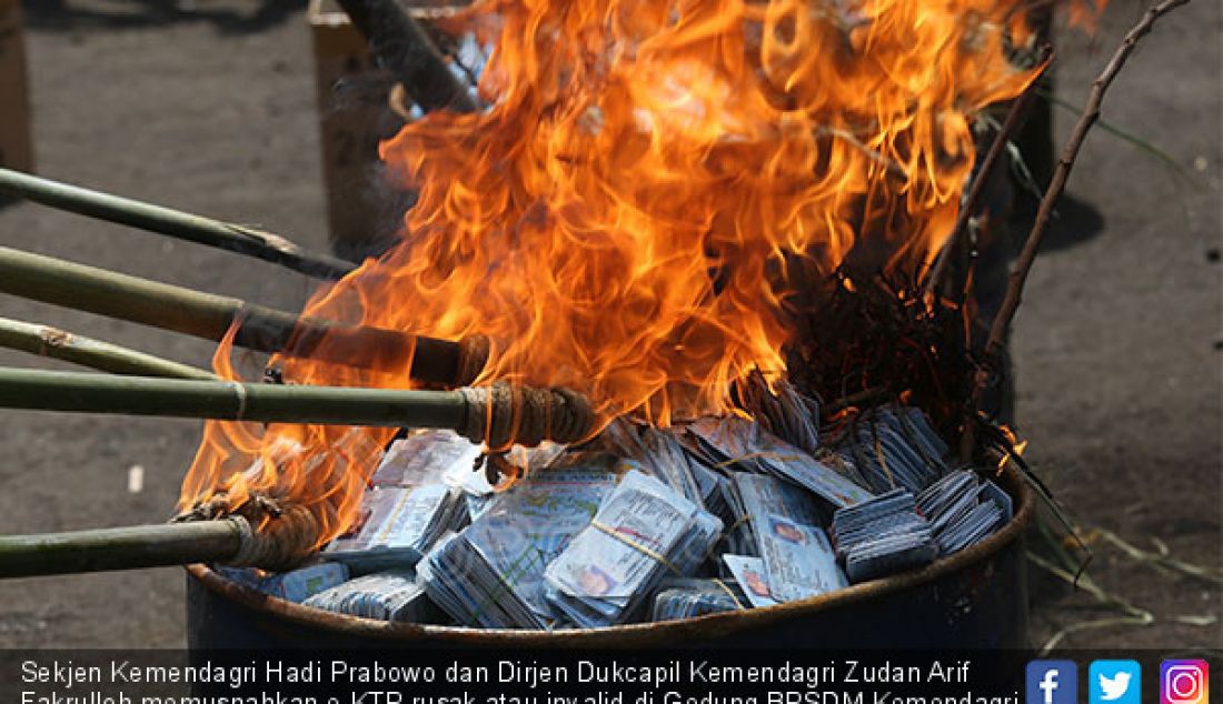 Sekjen Kemendagri Hadi Prabowo dan Dirjen Dukcapil Kemendagri Zudan Arif Fakrulloh memusnahkan e-KTP rusak atau invalid di Gedung BPSDM Kemendagri, Bogor, Rabu (19/12). Kemendagri memusnahkan 1.378.146 keping E-KTP. - JPNN.com