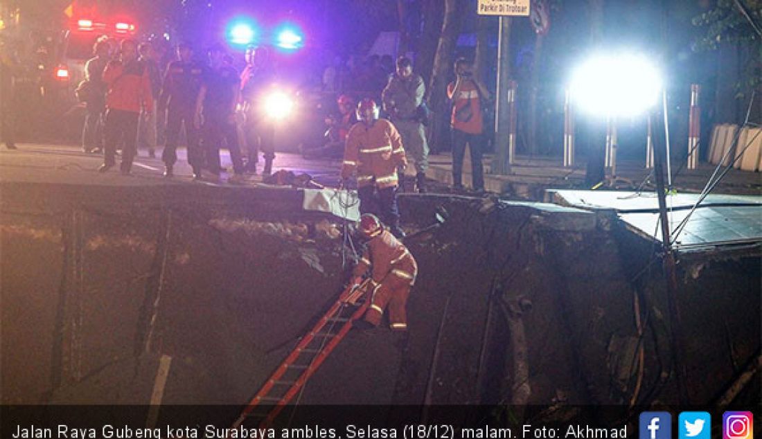 Jalan Raya Gubeng kota Surabaya ambles, Selasa (18/12) malam. - JPNN.com