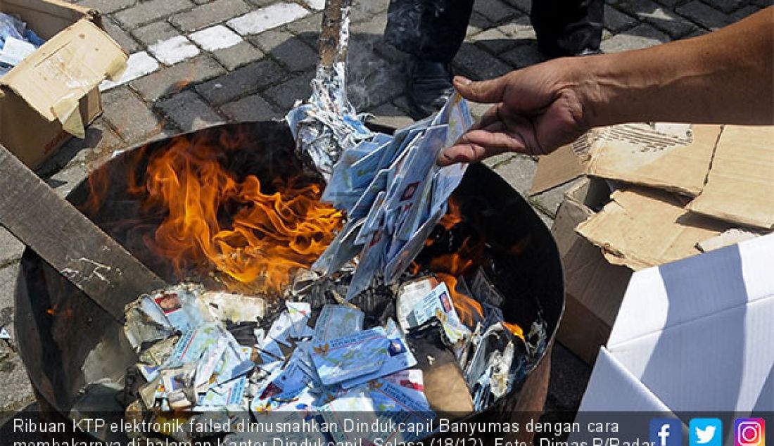 Ribuan KTP elektronik failed dimusnahkan Dindukcapil Banyumas dengan cara membakarnya di halaman Kantor Dindukcapil, Selasa (18/12). - JPNN.com