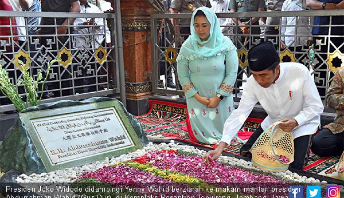 Presiden Joko Widodo didampingi Yenny Wahid berziarah ke makam mantan presiden Abdurrahman Wahid (Gus Dur), di Kompleks Pesantren Tebuireng, Jombang, Jawa Timur, Selasa (18/12). - JPNN.com