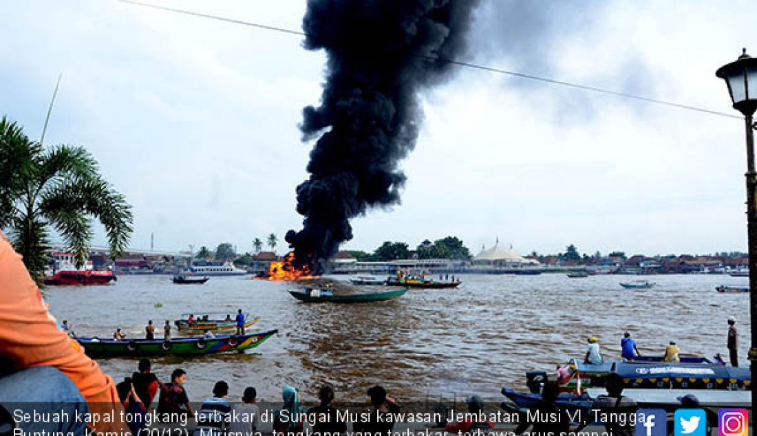 Sebuah kapal tongkang terbakar di Sungai Musi kawasan Jembatan Musi VI, Tangga Buntung, Kamis (20/12). Mirisnya, tongkang yang terbakar, terbawa arus sampai menuju Jembatan Ampera dan hampir membuat jembatan ikut terbakar. - JPNN.com