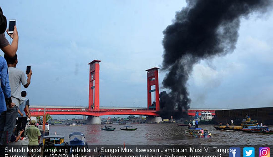 Sebuah kapal tongkang terbakar di Sungai Musi kawasan Jembatan Musi VI, Tangga Buntung, Kamis (20/12). Mirisnya, tongkang yang terbakar, terbawa arus sampai menuju Jembatan Ampera dan hampir membuat jembatan ikut terbakar. - JPNN.com