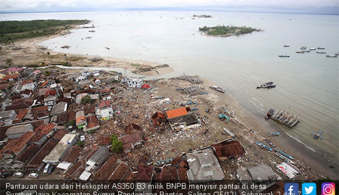 Pantauan udara dari Helikopter AS350 B3 milik BNPB menyisir pantai di desa Sumber Jaya Kecamatan Sumur Pandeglang Banten, Selasa (25/12). Sebanyak 2 dari 7 desa di Kecamatan Sumur terkena dampak Tsunami Sabtu (22/12) malam. - JPNN.com