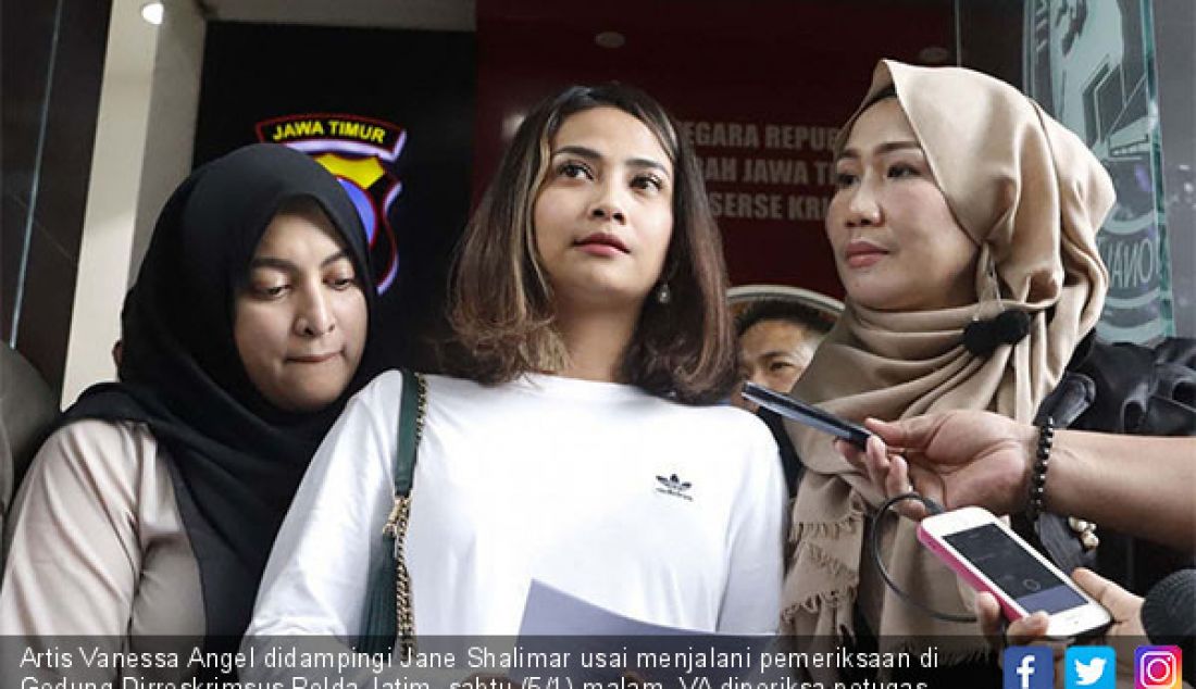 Artis Vanessa Angel didampingi Jane Shalimar usai menjalani pemeriksaan di Gedung Dirreskrimsus Polda Jatim, sabtu (5/1) malam. VA diperiksa petugas terkait kasus prostitusi online yang turut menjerat dirinya. - JPNN.com