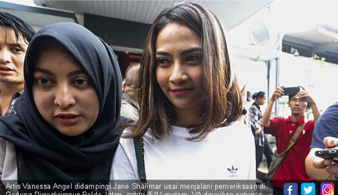 Artis Vanessa Angel didampingi Jane Shalimar usai menjalani pemeriksaan di Gedung Dirreskrimsus Polda Jatim, sabtu (5/1) malam. VA diperiksa petugas terkait kasus prostitusi online yang turut menjerat dirinya. - JPNN.com