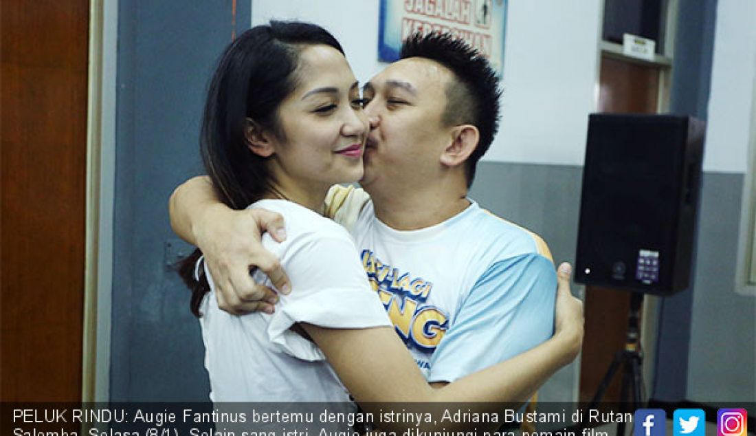 PELUK RINDU: Augie Fantinus bertemu dengan istrinya, Adriana Bustami di Rutan Salemba, Selasa (8/1). Selain sang istri, Augie juga dikunjungi para pemain film Lagi-Lagi Ateng. - JPNN.com