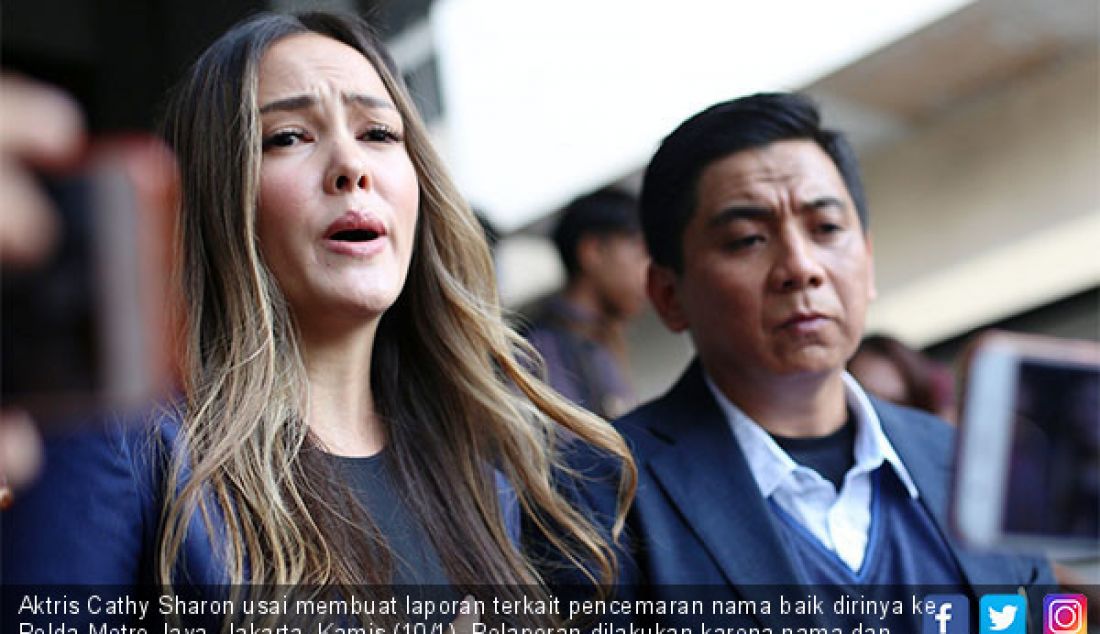 Aktris Cathy Sharon usai membuat laporan terkait pencemaran nama baik dirinya ke Polda Metro Jaya, Jakarta, Kamis (10/1). Pelaporan dilakukan karena nama dan foto Cathy Sharon tercantum pada laman blog prostitusi daring. - JPNN.com