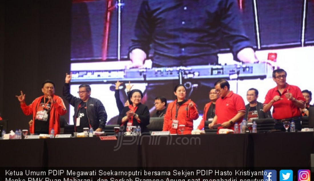 Ketua Umum PDIP Megawati Soekarnoputri bersama Sekjen PDIP Hasto Kristiyanto, Menko PMK Puan Maharani, dan Seskab Pramono Anung saat menghadiri penutupan Rakornas PDIP, Jakarta, Jumat (11/1). Rakornas dan peringatan HUT ke-46 PDIP menelurkan 12 poin rekomendasi, salah satunya memerangi penyebaran hoaks dan fitnah dalam Pemilihan Umum 2019. - JPNN.com