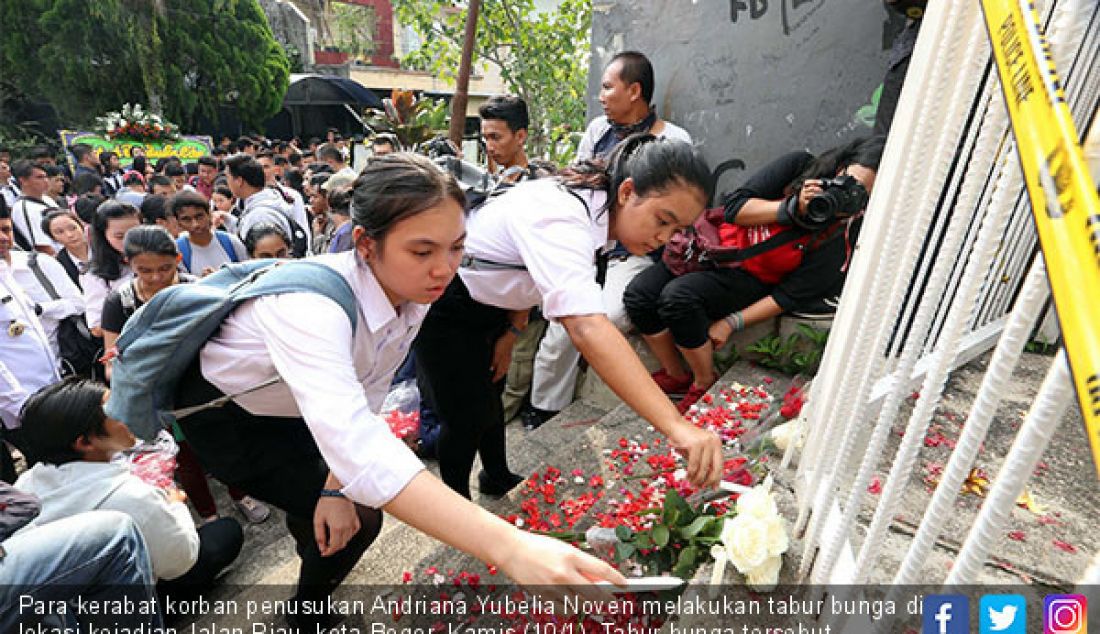 Para kerabat korban penusukan Andriana Yubelia Noven melakukan tabur bunga di lokasi kejadian Jalan Riau, kota Bogor, Kamis (10/1). Tabur bunga tersebut dilakukan untuk mengenang korban. - JPNN.com