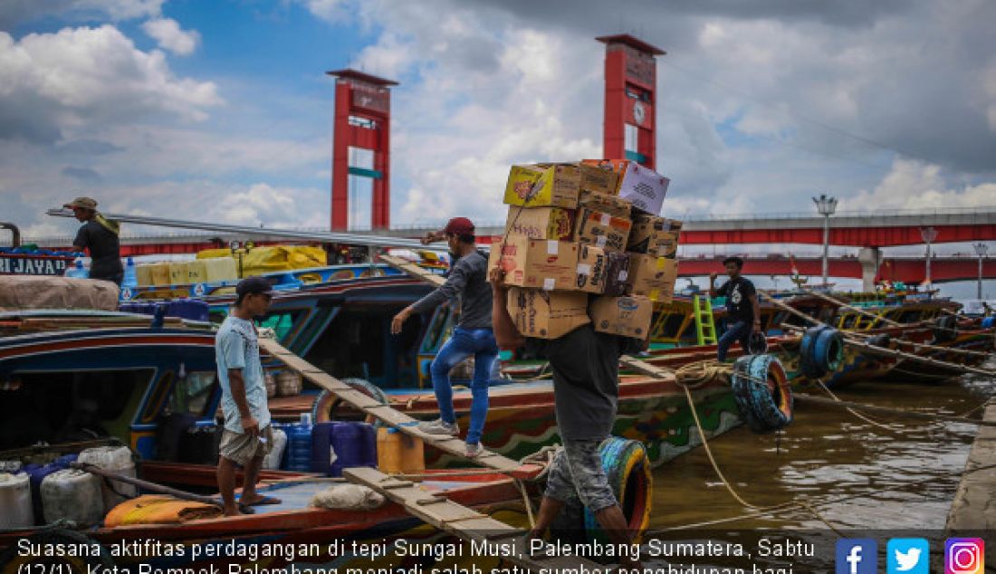 Suasana aktifitas perdagangan di tepi Sungai Musi, Palembang Sumatera, Sabtu (12/1). Kota Pempek Palembang menjadi salah satu sumber penghidupan bagi pulau-pulau disekitarnya untuk berdagang. - JPNN.com