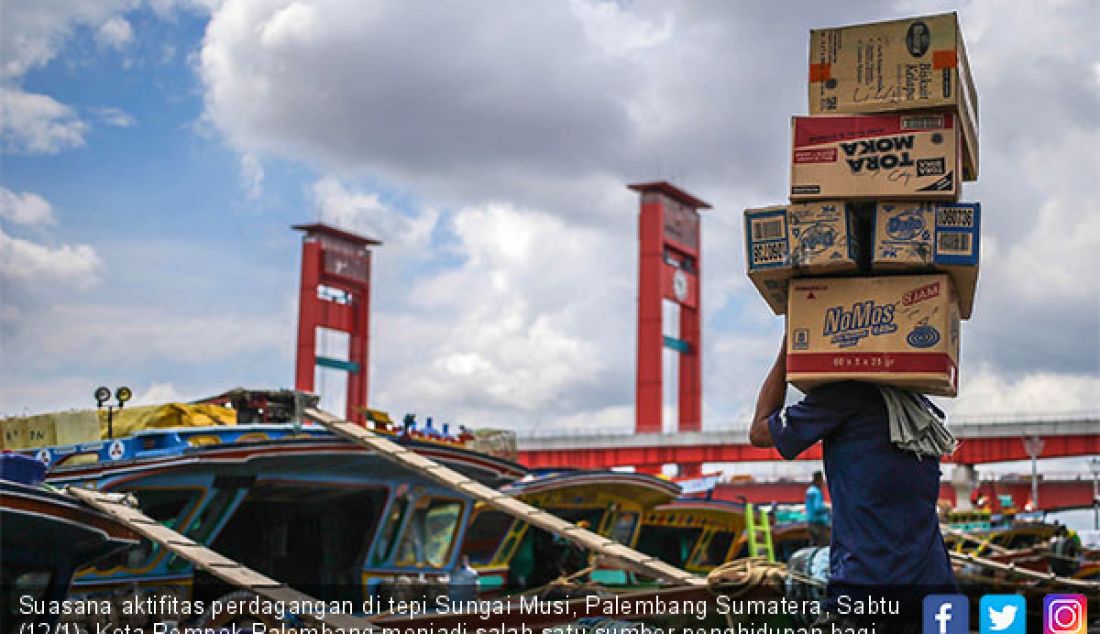 Suasana aktifitas perdagangan di tepi Sungai Musi, Palembang Sumatera, Sabtu (12/1). Kota Pempek Palembang menjadi salah satu sumber penghidupan bagi pulau-pulau disekitarnya untuk berdagang. - JPNN.com