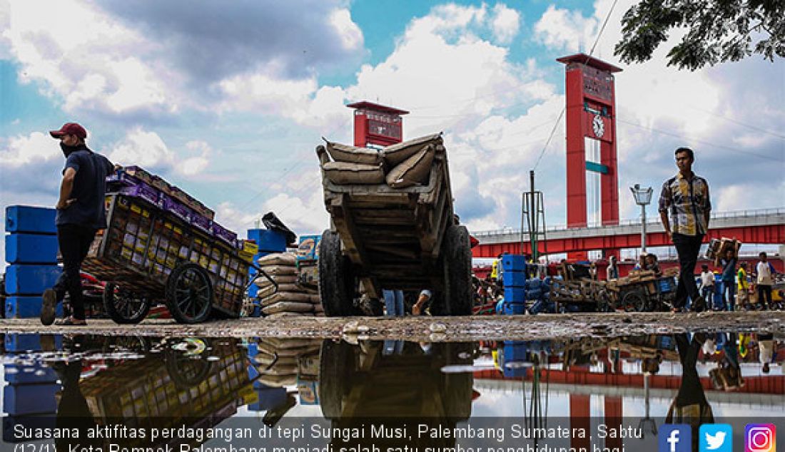 Suasana aktifitas perdagangan di tepi Sungai Musi, Palembang Sumatera, Sabtu (12/1). Kota Pempek Palembang menjadi salah satu sumber penghidupan bagi pulau-pulau disekitarnya untuk berdagang. - JPNN.com