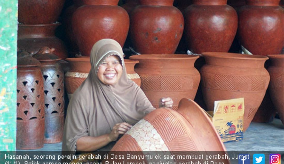 Hasanah, seorang perajin gerabah di Desa Banyumulek saat membuat gerabah, Jumat (11/1). Sejak gempa mengguncang Pulau Lombok, penjualan gerabah di Desa Banyumulek, Kecamatan Labuapi, Lombok Barat mengalami penurunan. - JPNN.com