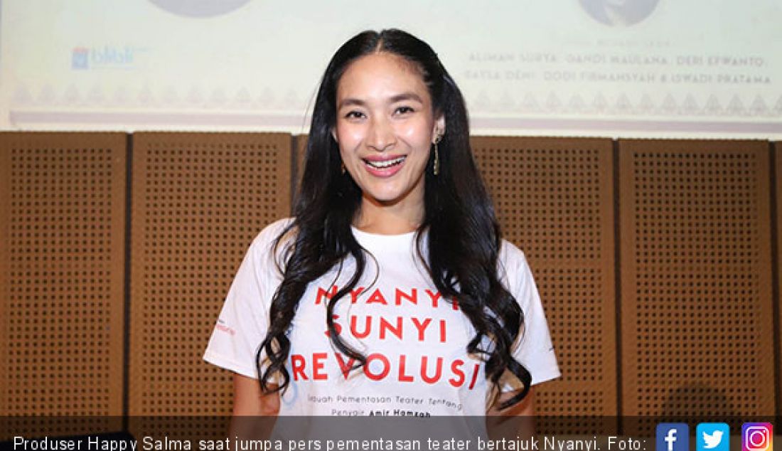 Produser Happy Salma saat jumpa pers pementasan teater bertajuk Nyanyi. - JPNN.com