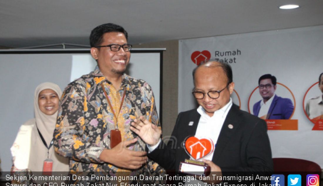 Sekjen Kementerian Desa Pembangunan Daerah Tertinggal dan Transmigrasi Anwar Sanusi dan CEO Rumah Zakat Nur Efendi saat acara Rumah Zakat Expose di Jakarta, Selasa (15/1). - JPNN.com