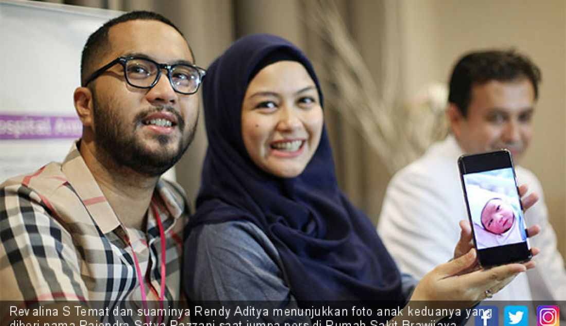 Revalina S Temat dan suaminya Rendy Aditya menunjukkan foto anak keduanya yang diberi nama Rajendra Satya Razzani saat jumpa pers di Rumah Sakit Brawijaya, Jakarta, Senin (14/1). - JPNN.com