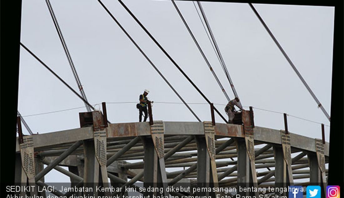 SEDIKIT LAGI: Jembatan Kembar kini sedang dikebut pemasangan bentang tengahnya. Akhir bulan depan diyakini proyek tersebut bakalan rampung. - JPNN.com