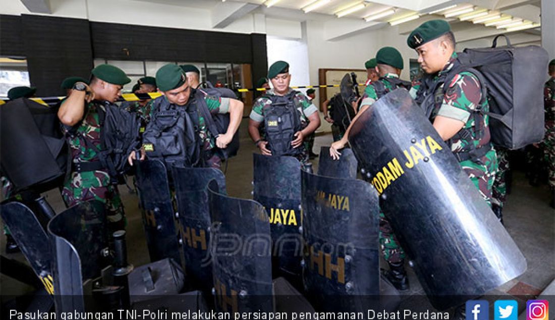 Pasukan gabungan TNI-Polri melakukan persiapan pengamanan Debat Perdana Capres-cawapres, Jakarta, Kamis (17/1). - JPNN.com