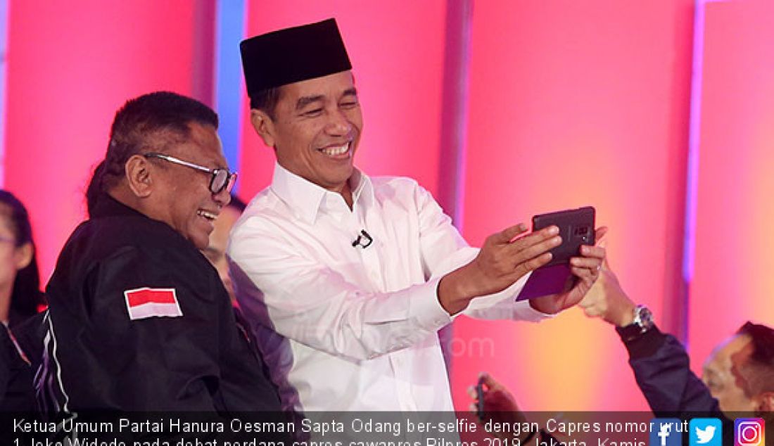 Ketua Umum Partai Hanura Oesman Sapta Odang ber-selfie dengan Capres nomor urut 1 Joko Widodo pada debat perdana capres-cawapres Pilpres 2019, Jakarta, Kamis (17/1). - JPNN.com