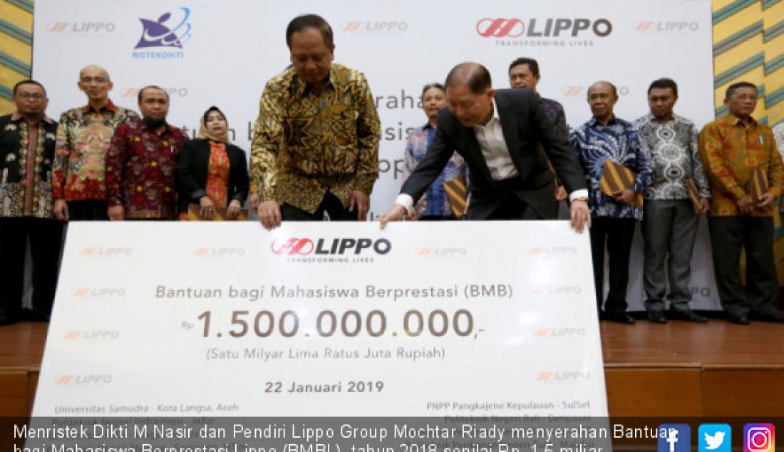 Menristek Dikti M Nasir dan Pendiri Lippo Group Mochtar Riady menyerahan Bantuan bagi Mahasiswa Berprestasi Lippo (BMBL) tahun 2018 senilai Rp. 1,5 miliar kepada 10 PTN, Jakarta, Selasa (22/1). - JPNN.com